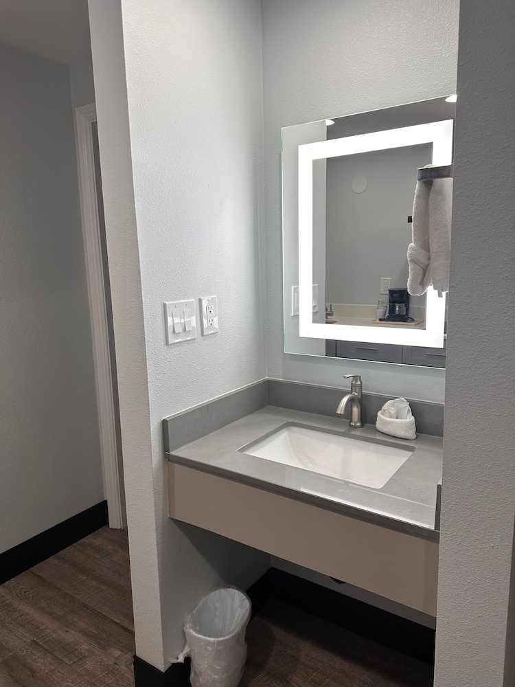 Deluxe Suite, 2 Queen Beds, Non Smoking, Kitchenette - Photo 2