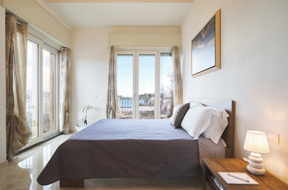 Deluxe Double Room, Sea View (Byron)