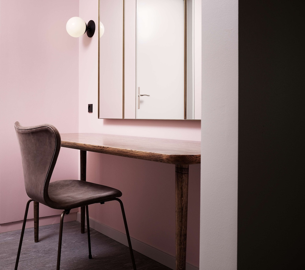 Suite (Feature) thumbnail 5