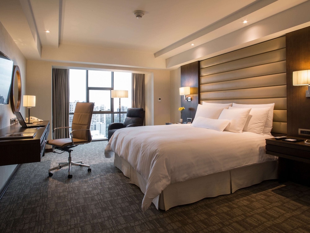 Executive Room, 1 King Bed, City View - Photo 1