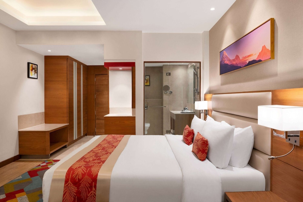 Deluxe Room, 1 King Bed, Non Smoking - Photo 1