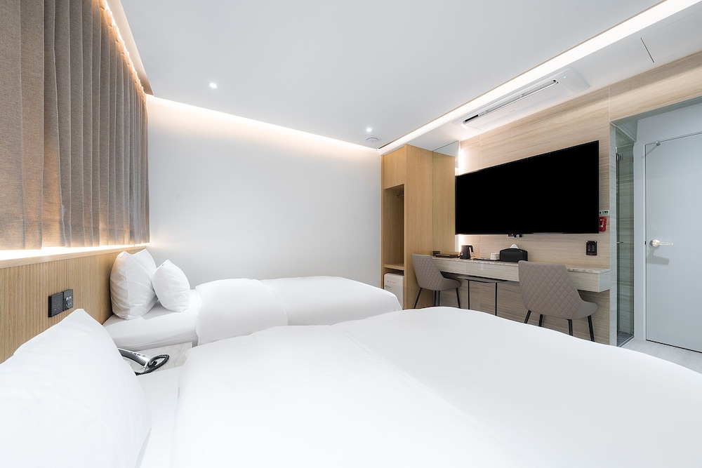 Business Twin Room - Photo 3