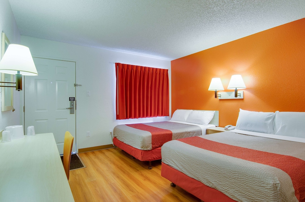 Standard Room, 2 Double Beds, Accessible, Smoking photo 2