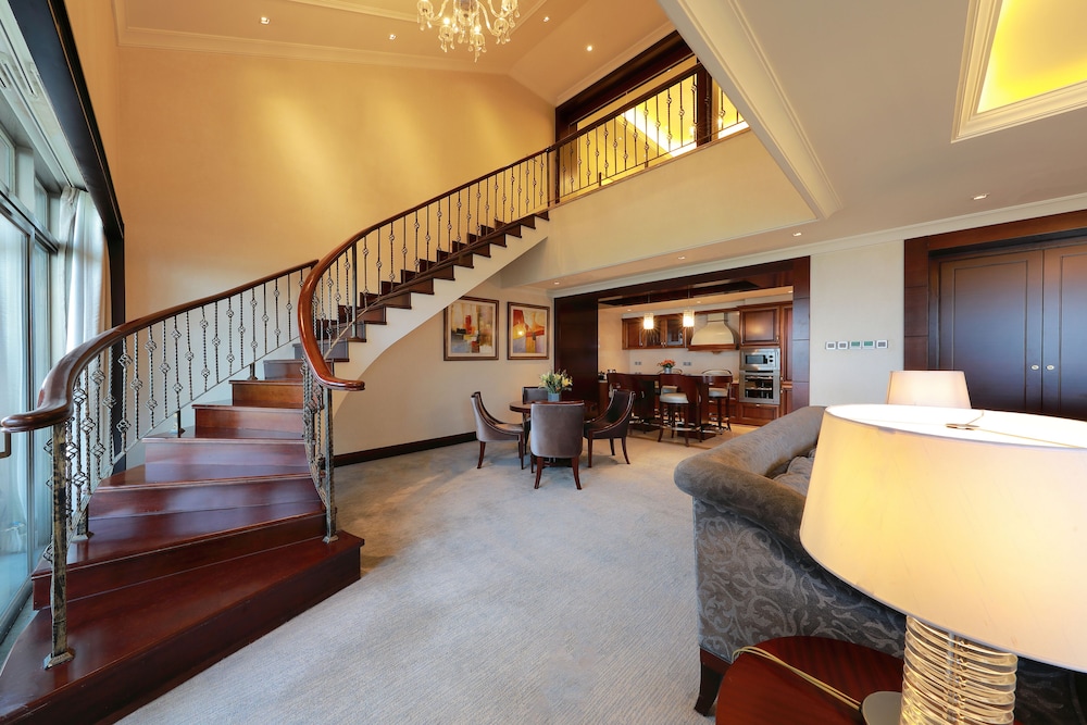 Basic Suite, Mezzanine