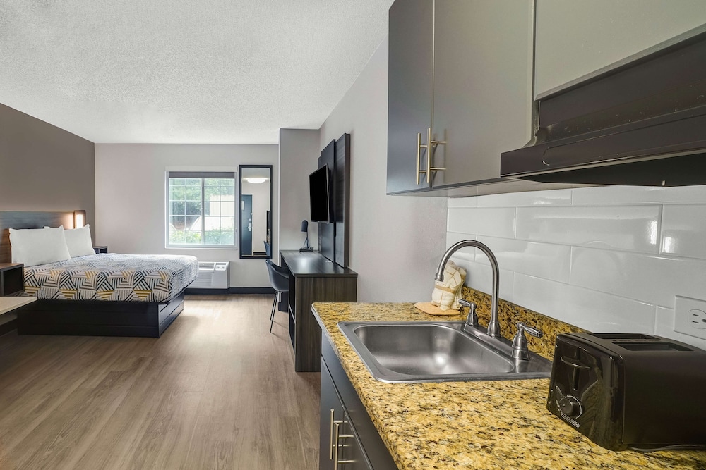 Standard Room, 1 Queen Bed, Non Smoking, Kitchenette - Photo 1
