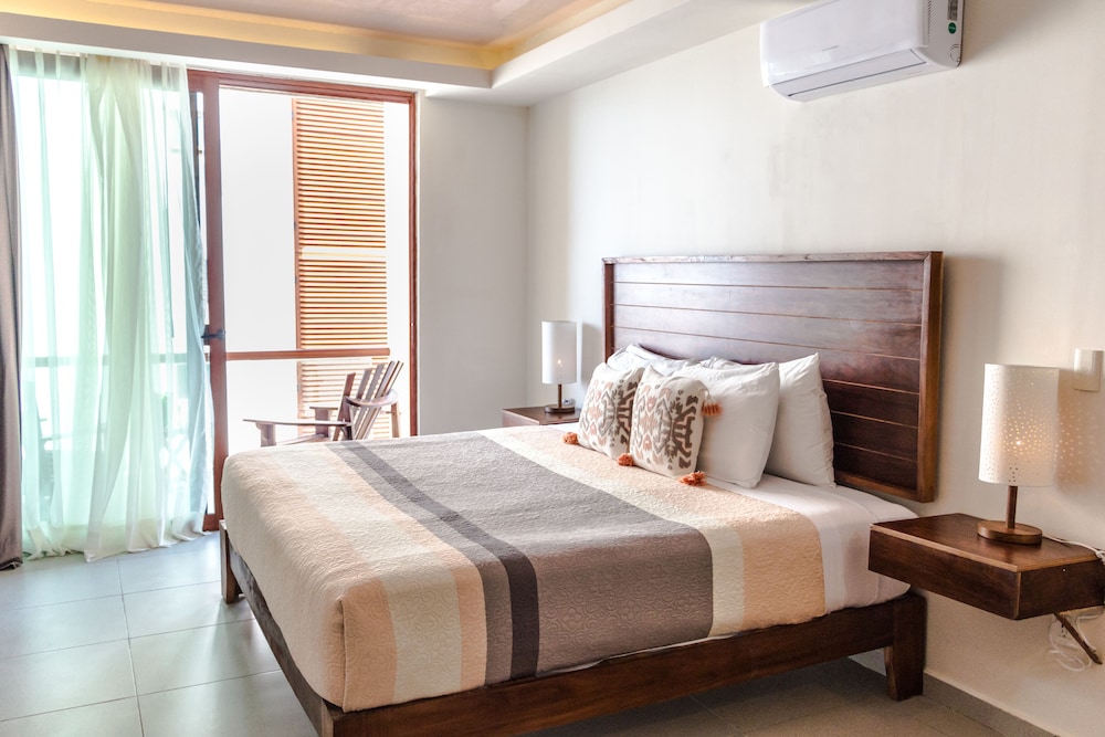 Superior Room, 1 King Bed, Partial Sea View