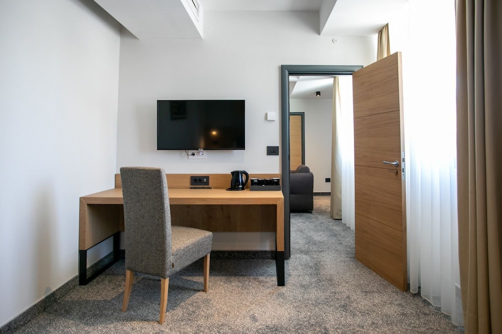 Room - Photo 4