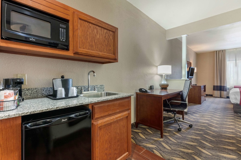 Suite, Multiple Beds, Non Smoking - Photo 5