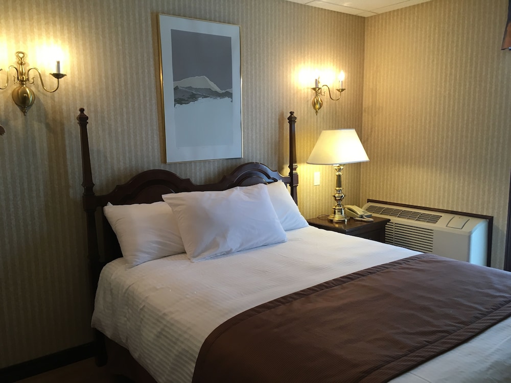 Standard Room, 1 Queen Bed, River View photo 2