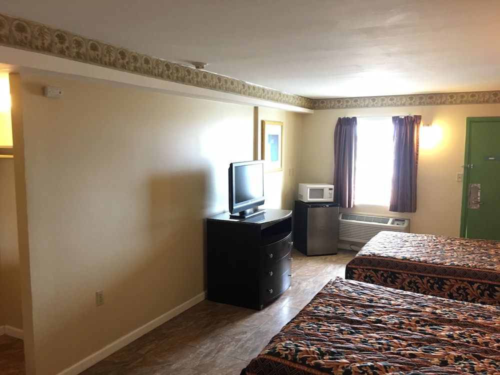 Deluxe Room, 3 Queen Beds - Photo 6