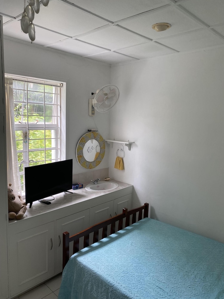 Sun and Sea Room / shared Dolphin bathroom