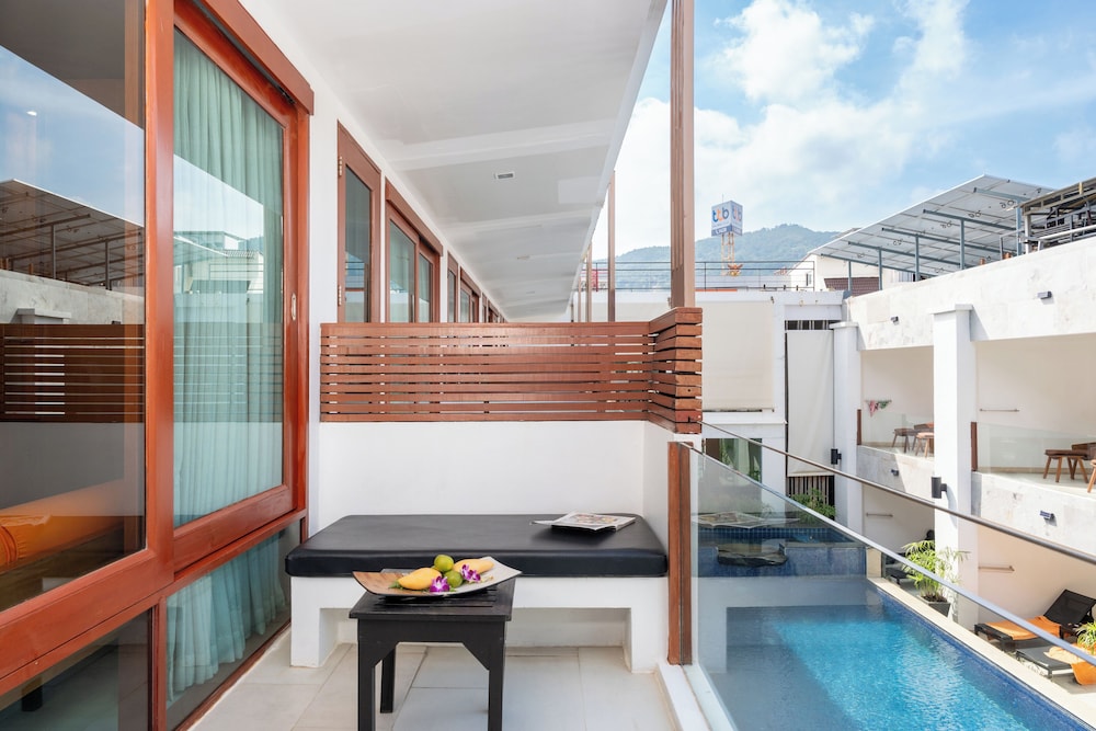 Deluxe Room, Pool View (Free Daily Minibar) - Photo 7