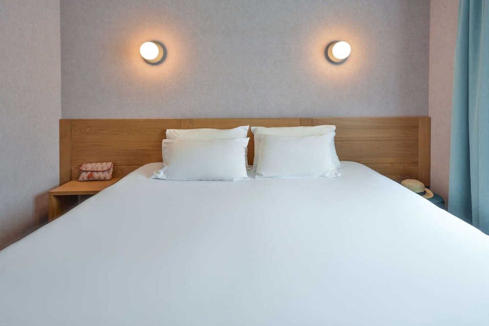 Standard Room, 1 King Bed, Non Smoking - Photo 7