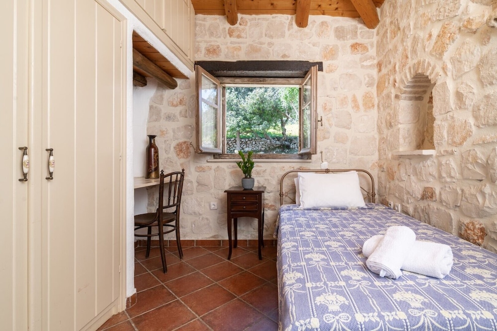 Traditional Villa, 2 Bedrooms, Pool Access, Sea View