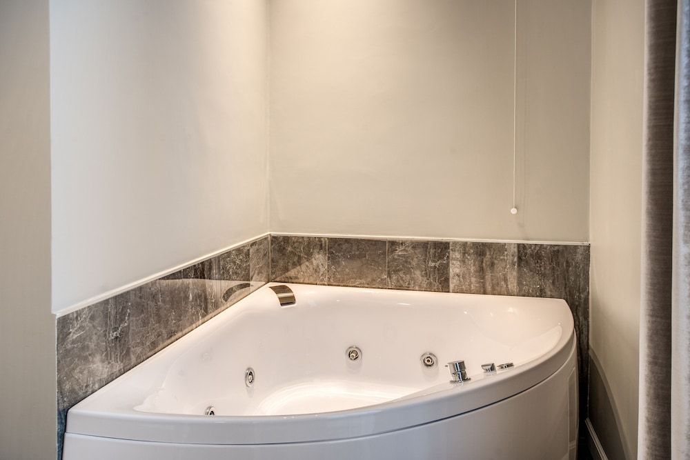 Deluxe Double Room, Jetted Tub photo 2