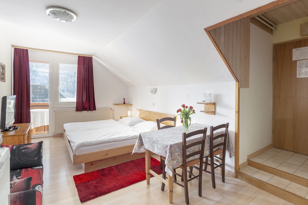 Classic Studio, 1 Queen Bed, Kitchenette, Mountain View photo 1