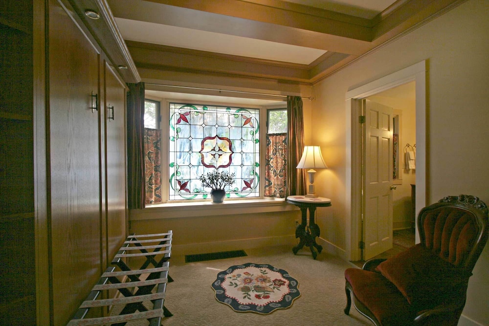 Superior Suite, 1 King Bed, Bathtub, Garden View photo 3