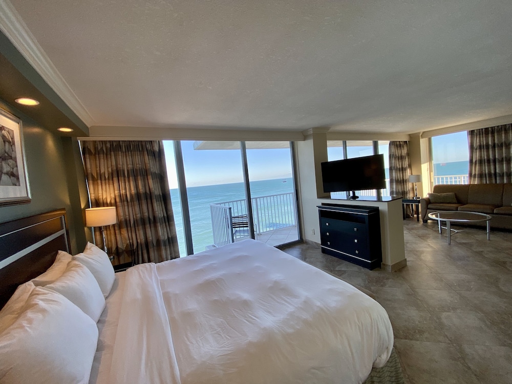 Premium Studio Suite, 1 King Bed with Sofa bed, Oceanfront - Photo 2