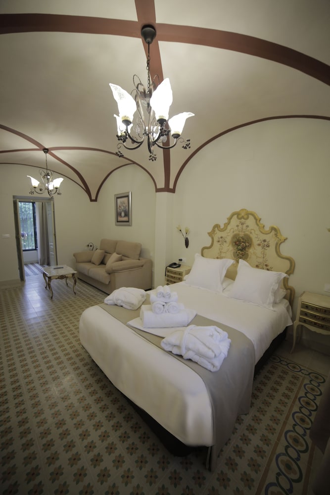 Deluxe Suite, Jetted Tub (6 Pax) photo 3