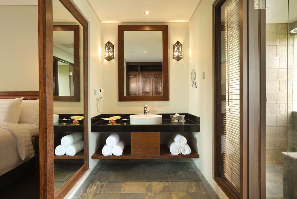 Deluxe Double Room with Bath Tub - Smoking thumbnail 6