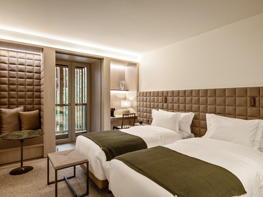 Deluxe King Room with One King Bed (Non Smoking) (Accessible)