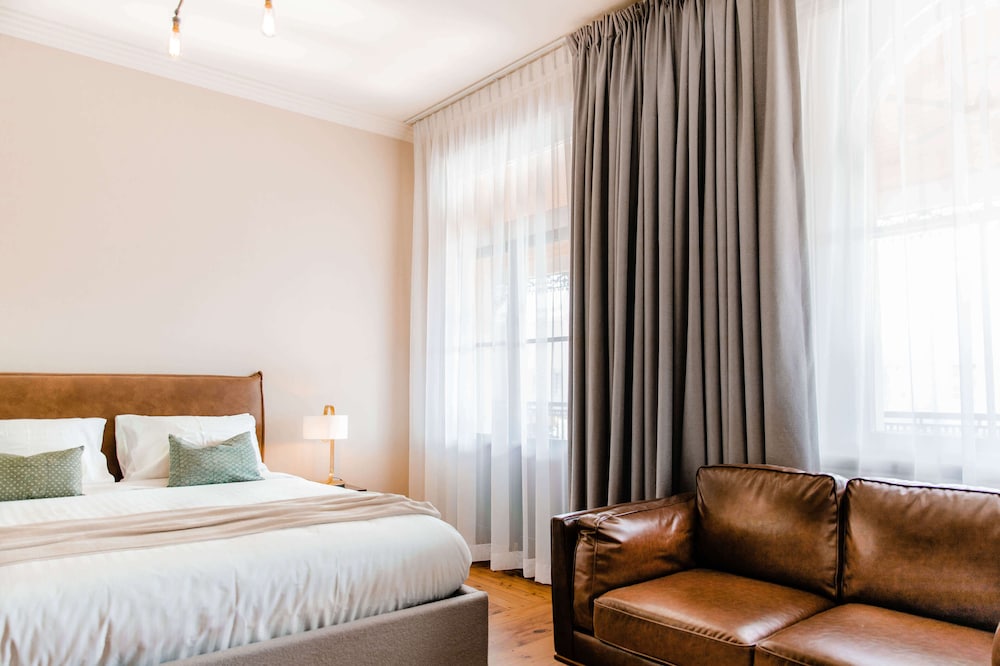 Deluxe Studio, 1 King Bed, Balcony photo 3