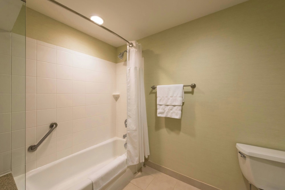 Room, 2 Queen Beds (Mobility/Hearing Accessible, Tub) - Photo 5