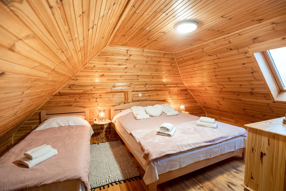 Family Chalet, Multiple Bedrooms, 2 Bathrooms, Mountainside (Chalet Markoci With Hot Tub)