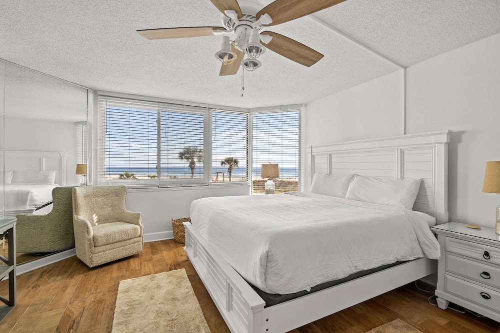 Studio, 1 King Bed with Sofa bed (Top of The Gulf 213)