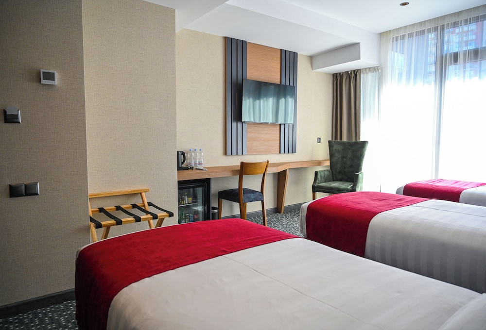 Triple Room, Balcony, City View photo 3