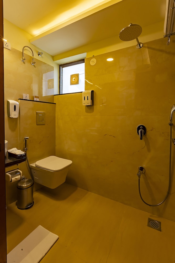 Premium Room, 1 King Bed - Photo 7