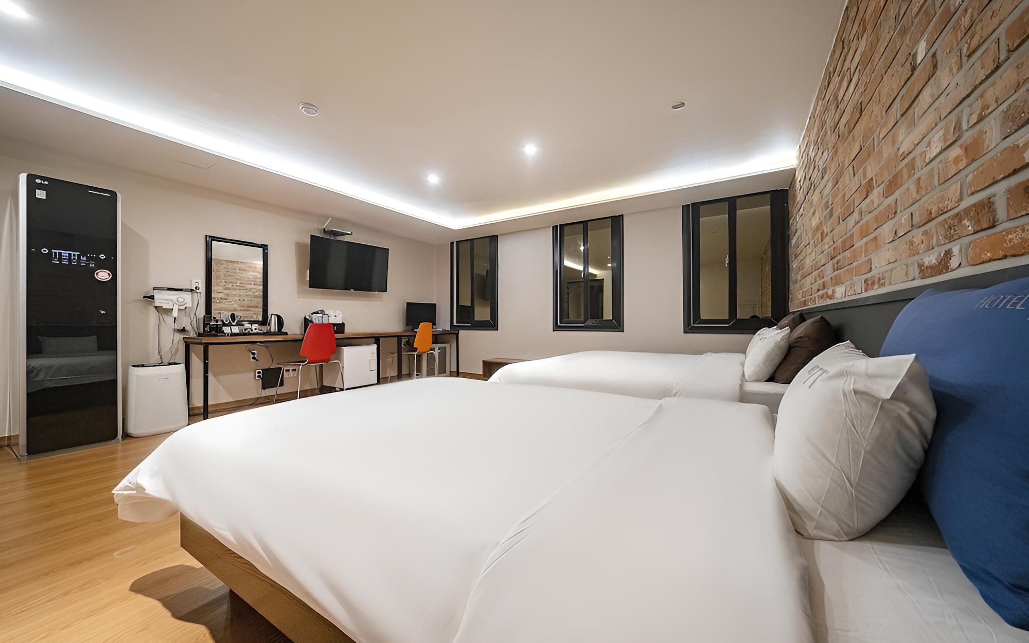Room (VIP Room-Body Friend Massage Chair (N) - Photo 15