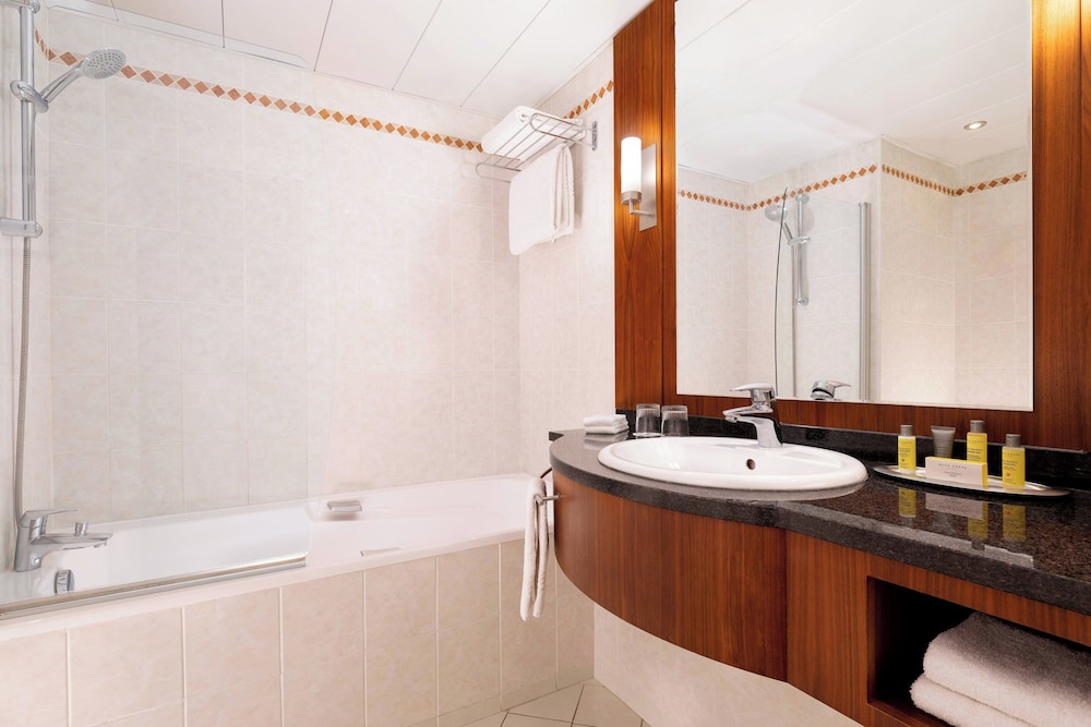 Superior Room, 2 Twin Beds, Sea View (Balcony) thumbnail 6