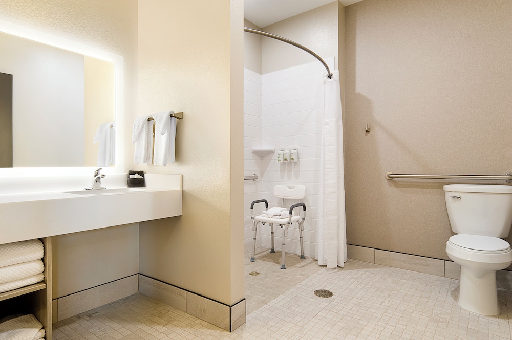 Room, 2 Queen Beds, Mobility Accessible (Walkout) photo 3