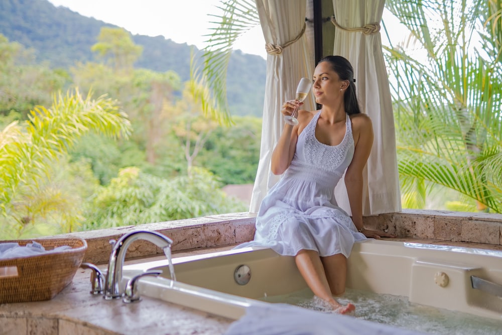 Deluxe Bungalow, Bathtub - Photo 3