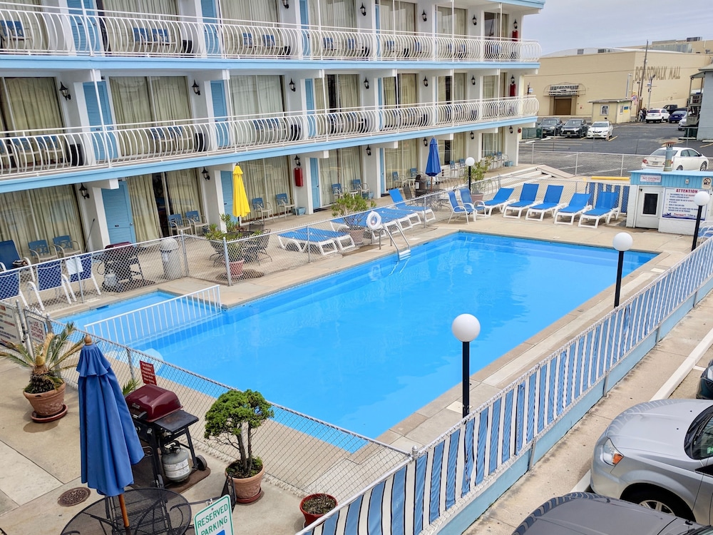 Classic Studio, Multiple Beds, Kitchen, Pool View photo 2