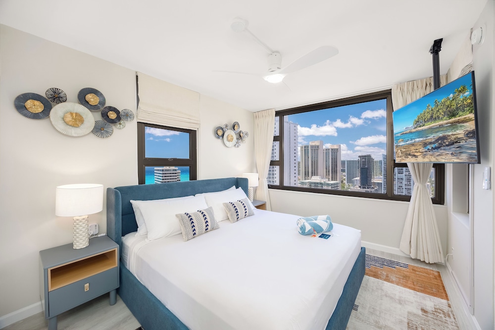 Premium Remodeled Condo with Ocean View and Parking: Premium Suite, 1 King Bed, Air conditioning, Ocean View (0194) photo
