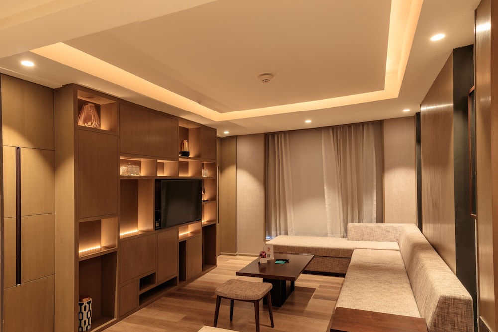 Suite, 1 King Bed - Photo 3