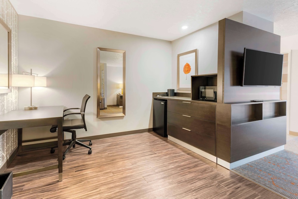 Suite, 2 Queen Beds, Non Smoking, Balcony (with Sofabed) - Photo 2
