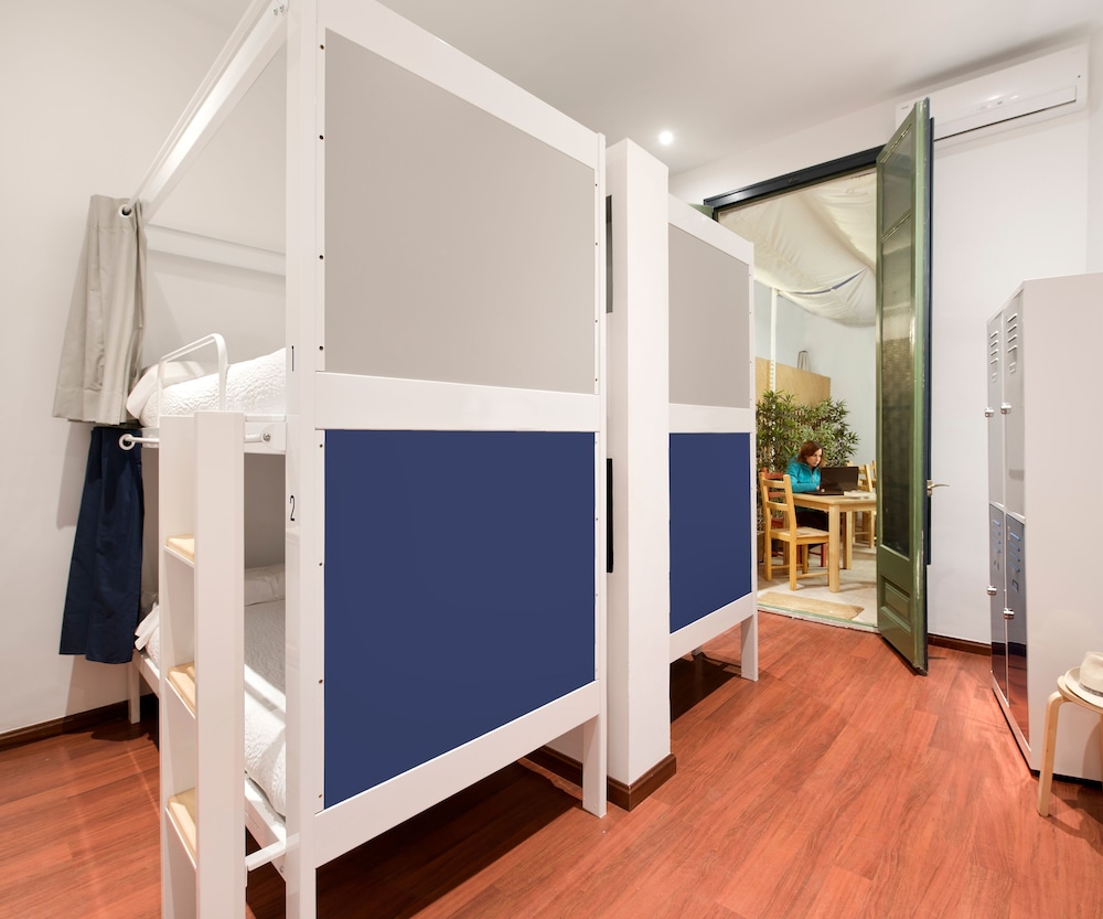 6-Bed Private Room with Shared Bathroom