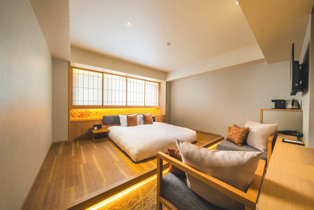 Deluxe Room, 1 King Bed, Non Smoking, Bathtub - Photo 6