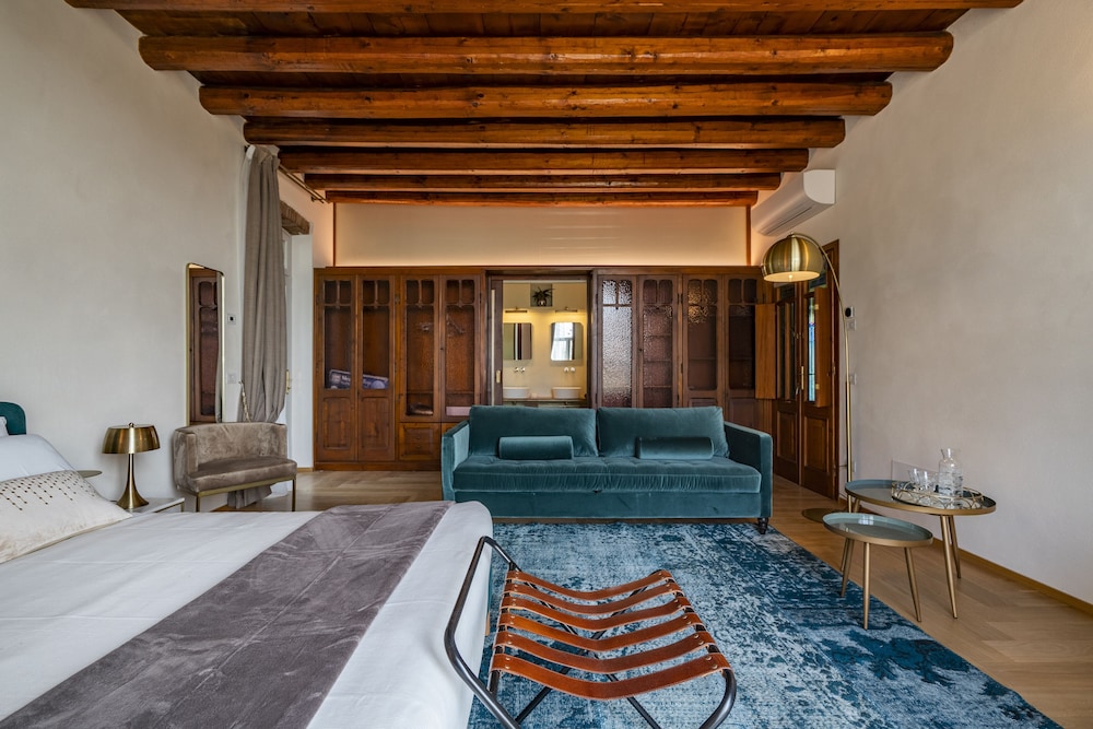 Executive Room - Photo 1
