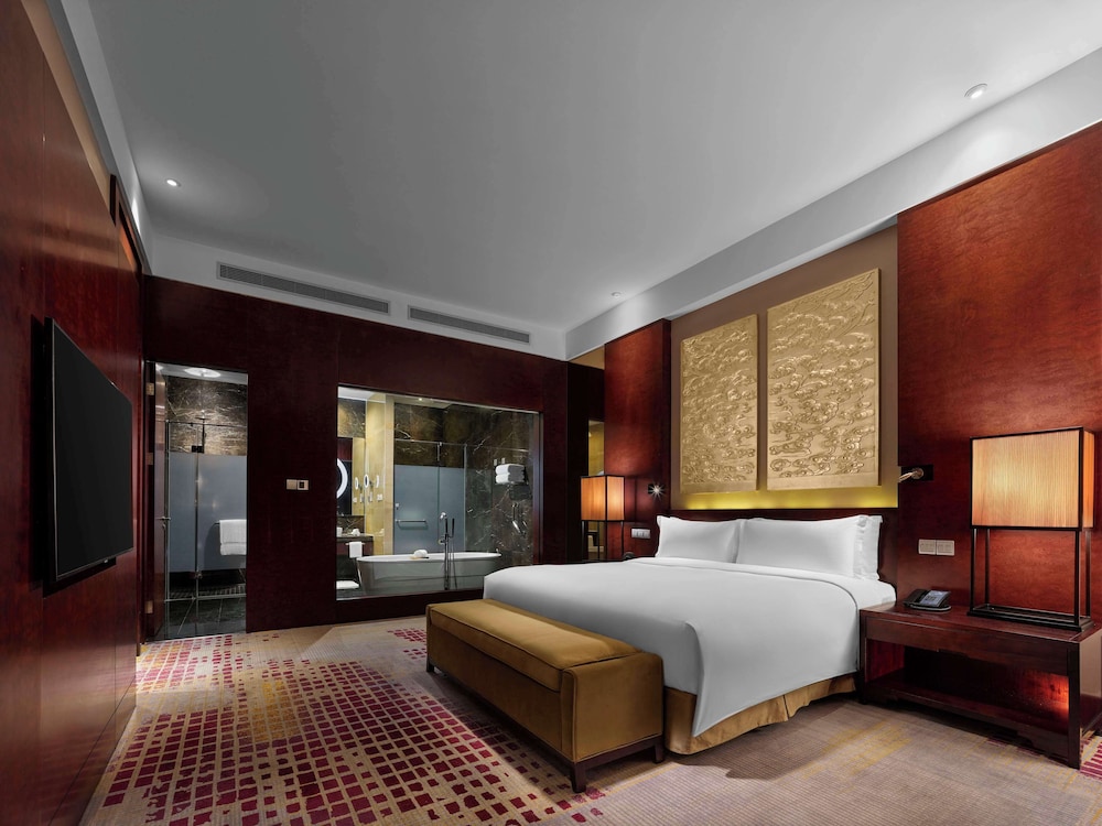 Deluxe Suite, 1 King Bed - Photo 1