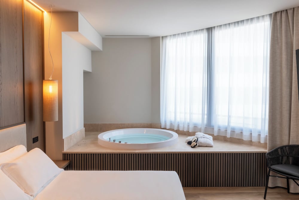Suite, Hot Tub - Photo 8