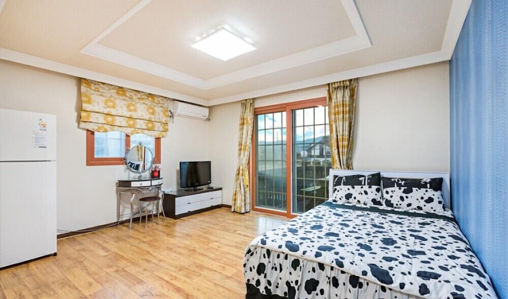 Room (Dalbit Bada) - Photo 1