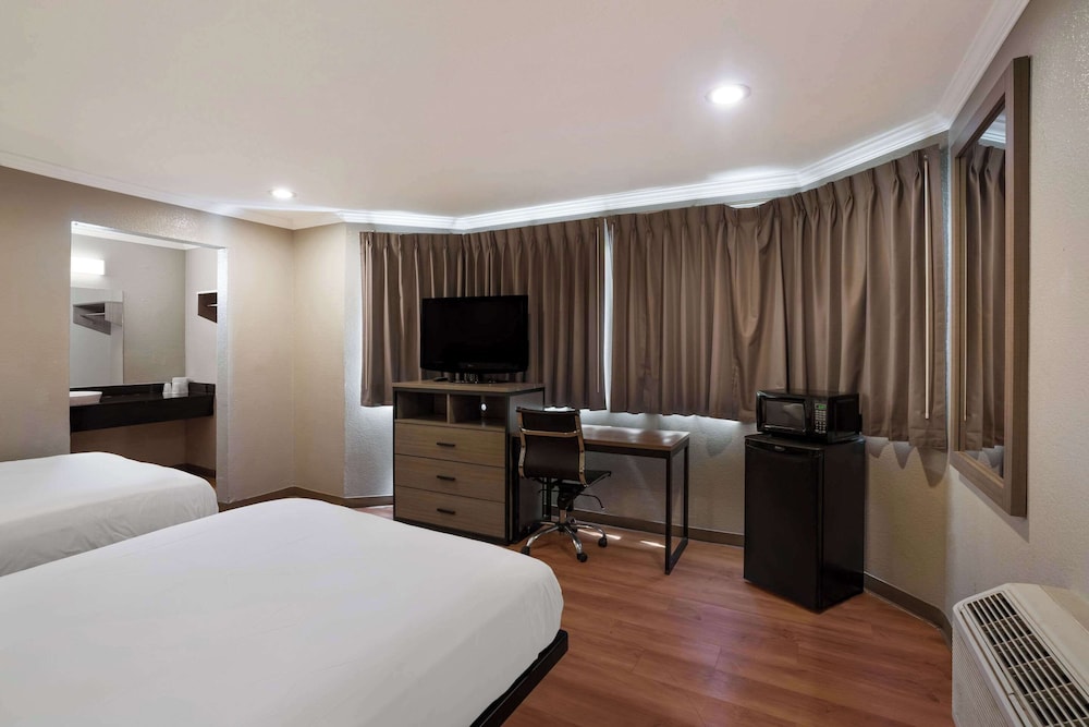 Suite, 2 Queen Beds, Non Smoking