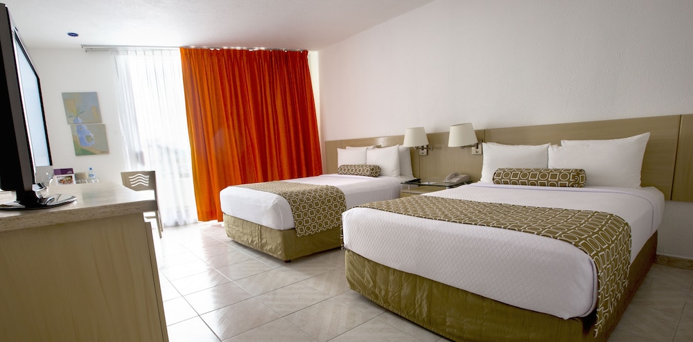Deluxe Room, 2 Double Beds, Balcony, Partial Ocean View - Photo 5
