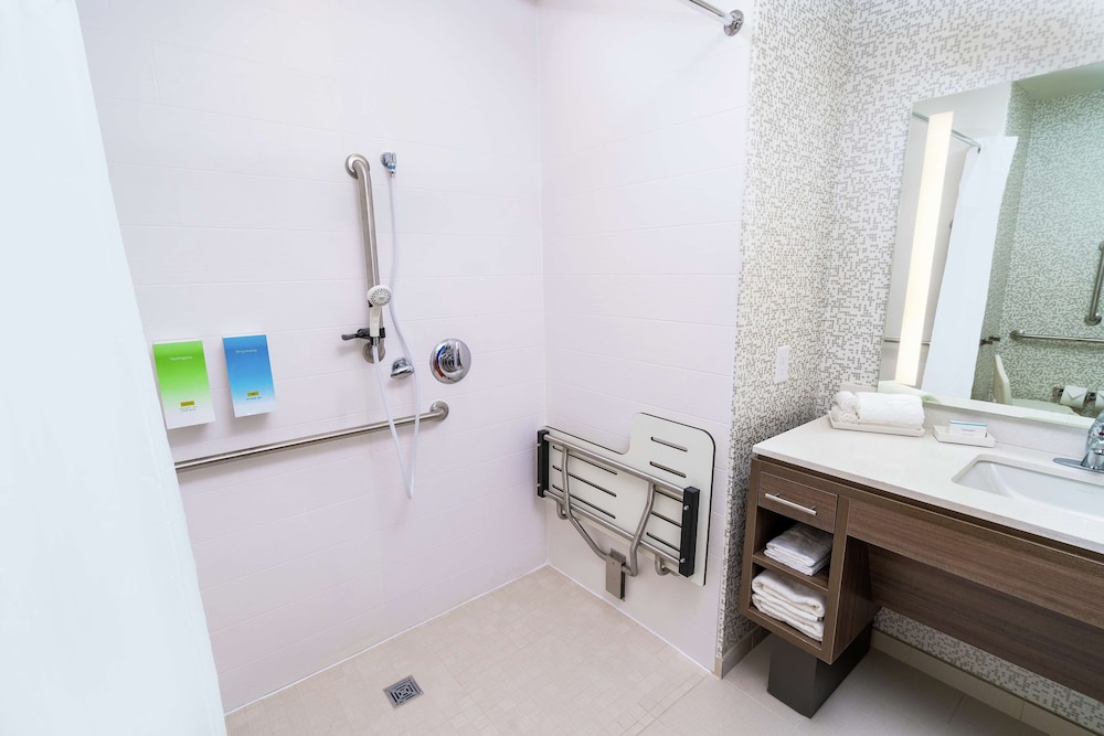 Available room thumbnail 6