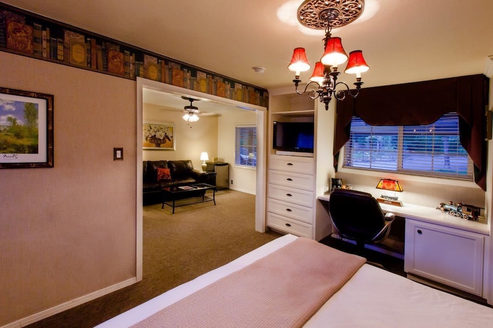 Suite, 1 King Bed photo 2