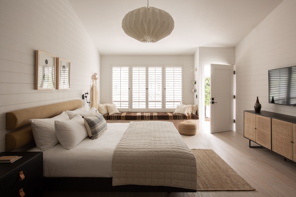 Premier Room, 1 King Bed photo 1